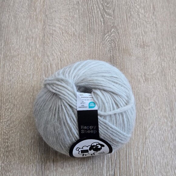 Happy Sheep 100% Wool Yarn 100g Light Grey Worsted Weight 175 yds New With Tags - Picture 3 of 7